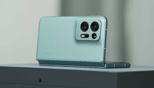 华为手机关屏能拍照吗
:七八千块买国产折叠屏当主力机用，拍照能打得过iPhone吗？